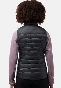 Schwarze steppjacke aus Pertex-Gewebe, mit hohem Kragen und kontrastierenden lila Langärmeln mit einem strukturierten Muster.