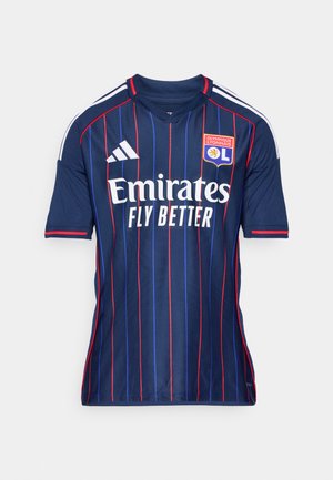 Merkkipaidassa on meri navy -väri, jossa on pystysuorat punaiset ja siniset raidat, pyöreä kaulus, Adidas-logo olkapäällä ja näkyvä 'Emirates Fly Better' -teksti.