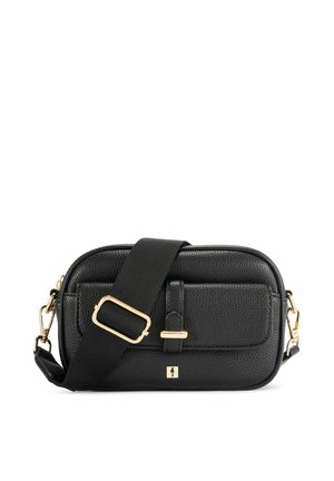 Czarna, teksturowana skórzana torba na ramię z przednią kieszenią, regulowanym szerokim paskiem oraz złotym klamrą i zapięciami.