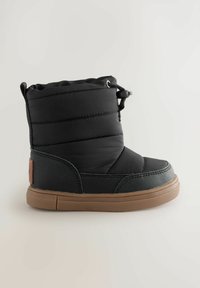Schwarze isolierte Stiefel mit einem gesteppte Obermaterial, dicke Gummisohle und Schnürung, die einen strukturierten Stoff und eine kontrastierende braune Sohle aufweisen.