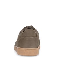 Sneaker in suede grigio con retro arrotondato, dotato di suola in gomma beige, cuciture minime e tallone testurizzato per una maggiore aderenza.