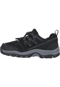 Baskets de sport noires avec une tige en mesh, des accents gris, une semelle en caoutchouc robuste, et un design sans lacets avec des cordons élastiques pour un ajustement.