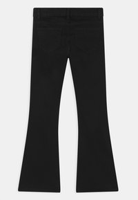 Zwarte flared jeans met een soepele textuur, voorzien van een standaard tailleband en twee achterzakken. Minimalistisch ontwerp zonder zichtbare hardware.