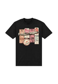 Černé bavlněné tričko s grafikou letadla ve vintage stylu a různými cestovními štítky v pastelových barvách, které zobrazují cíle jako BOM a LON.