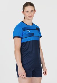 Blå atletisk tröja med marinblå accenter och ränder, kort ärm, tillverkad av ventilerande material. Kombineras med marinblå shorts.