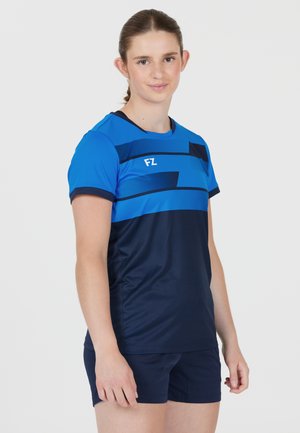 Blå atletisk skjorte med marineblå accenter og striber, korte ærmer, lavet af åndbart materiale. Parret med marineblå shorts.