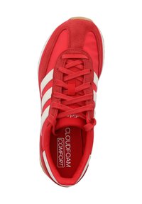 Rode sportschoen met een bovenwerk van textiel en suède, witte drie-strepen ontwerp, ronde neus en gevoerde kraag; 'CLOUDFOAM COMFORT' inlegzool.