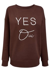 Hnědá mikina s dlouhým rukávem a kulatým výstřihem, na přední straně s bílým nápisem "YES Oui" vytištěným kombinací velkých a kurzívních písmen.