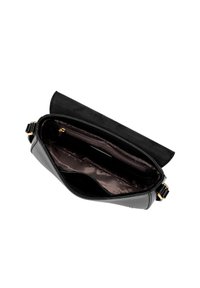 Černá kožená kabelka přes rameno s otevřeným klopou, ukazující hnědou látkovou podšívku a vnitřní kapsu na zip.