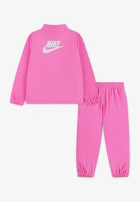Nike Sportswear LIFESTYLE ESSENTIALS UNISEX SET - Trainingsanzug - playful pink