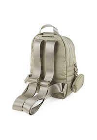 Pequeña mochila de color verde oliva hecha de nailon acolchado, con correas ajustables de color plateado y un bolsillo lateral con cremallera con un diseño circular.