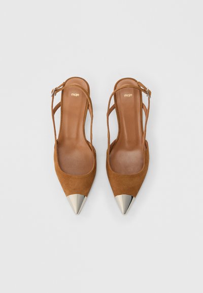 Chaussures à talons hauts en daim marron avec bride arrière, bout pointu et accent métallique en forme de cône. Dispose d'une bride de cheville ajustable pour un maintien sécurisé.