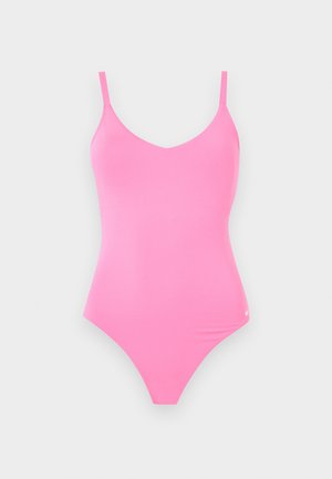 Jasně růžové jednodílné plavky s tenkými ramínky a jemným bílým logem u kyčle na jednoduchém světlém pozadí.