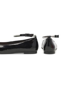 Černé lakované baletky s kulatou špičkou, páskem kolem kotníku s flitrovými akcenty a plochou gumovou podrážkou.