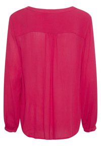 Blusa de manga larga fucsia con escote redondo, fabricada en un tejido ligero y con detalle de pliegues en la parte posterior. Puños sencillos con botón en las mangas.