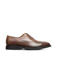 Chaussure habillée en cuir marron avec un bout rond, texture lisse, design à lacets, et une semelle extérieure contrastante noire. Détails de couture simples visibles.