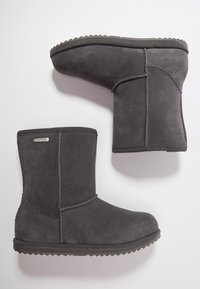 Stivaletti alla caviglia in suede grigio con un design semplice, dotati di una suola in gomma piatta e costruzione senza cuciture, mostrati da più angolazioni.