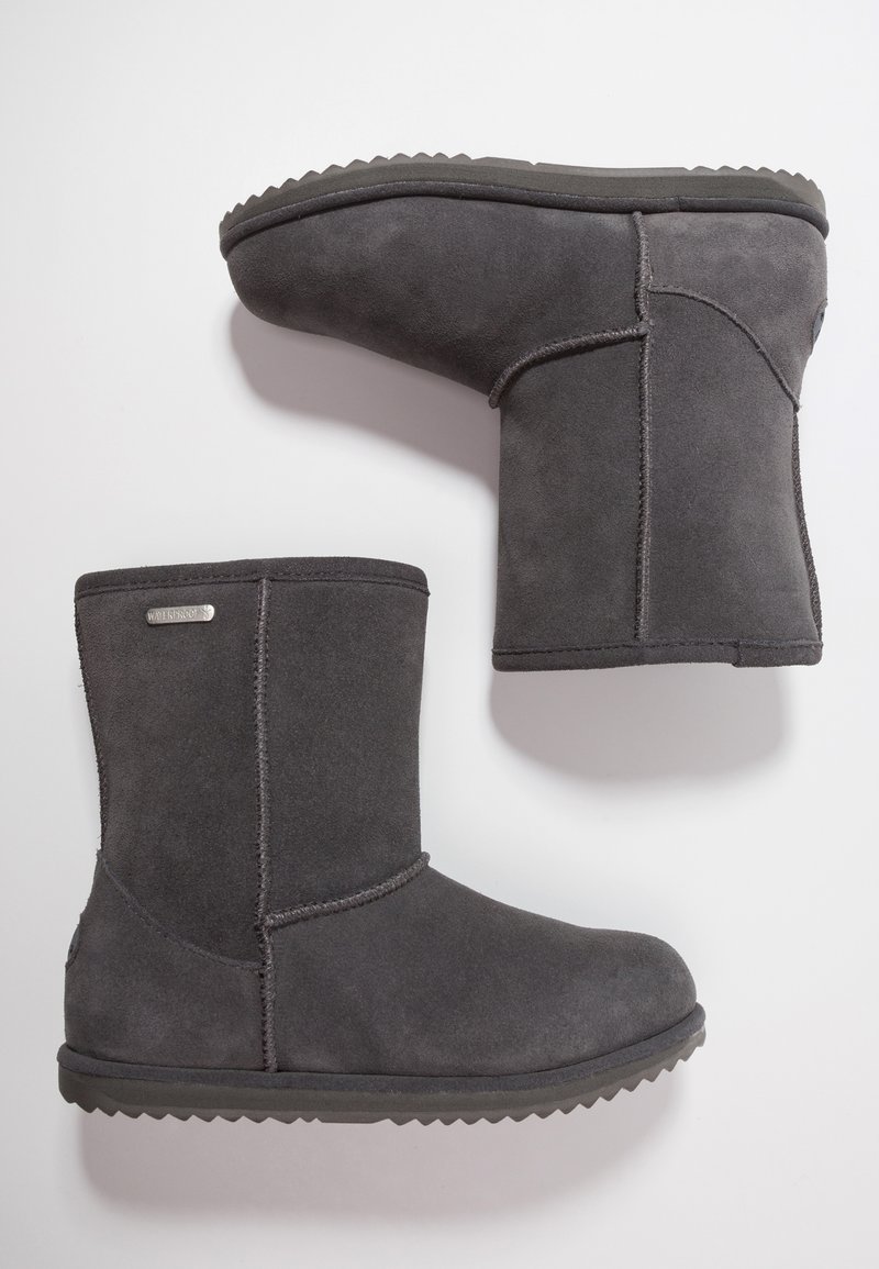 Stivaletti alla caviglia in suede grigio con un design semplice, dotati di una suola in gomma piatta e costruzione senza cuciture, mostrati da più angolazioni.