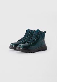Bottines en simili cuir teal avec semelle en caoutchouc noir, dotées de lacets et d'une fermeture éclair sur le côté. Design structuré avec une finition texturée.