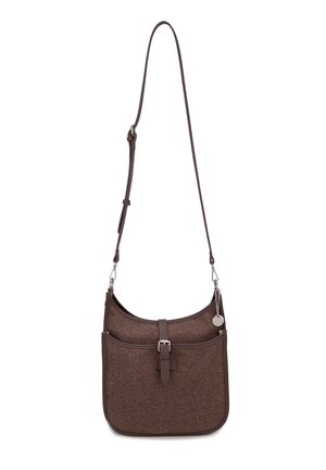 Borsa a tracolla marrone con texture, tasca frontale, tracolla regolabile, chiusura con fibbia argentata e piccolo ciondolo tondo argentato appeso a una catena laterale.