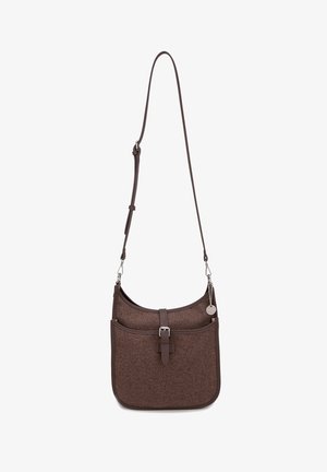 Sac bandoulière marron texturé avec poche avant, sangle réglable, fermeture à boucle argentée et petit pendentif rond en argent suspendu à une chaîne latérale.