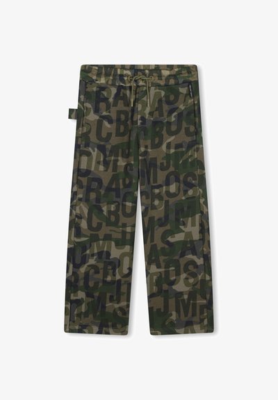 Camo-gepatroonde broek in groene tinten met grote letters over de stof. Voorzien van een trekkoord in de taille en twee zijzakken.