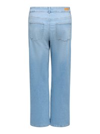 Svetlomodré rifle z denimu zobrazené zozadu s dvoma zadnými vreckami a malou koženou nášivkou na opasku.