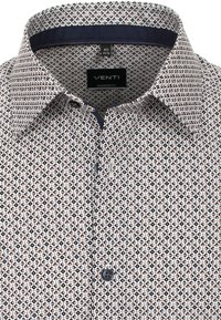Venti modern fit shirt met een geometrisch patroon in bruin, wit en marineblauw. Beschikt over een knoopcollar en een enkele zwarte knop aan de voorkant.