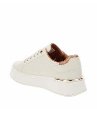 Sneaker in pelle bianca con punta arrotondata, accentuazione dorata sul tallone, chiusura con lacci e una fodera interna beige texturizzata.