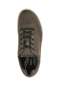 Zapato marrón impermeable con parte superior de cuero texturizado y malla, cordones negros en contraste y suela de goma blanca. Presenta un logo en la plantilla.