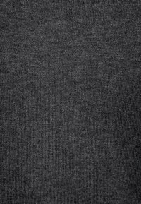 Tessuto grigio scuro con una trama lavorata a maglia, caratterizzato da una superficie liscia e da un colore uniforme senza eccessivi disegni o accenti.
