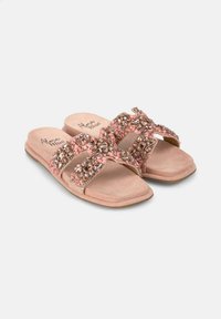 Sandali a scivolo in morbido suede sintetico rosa, caratterizzati da due cinturini decorati con accenti di perline rosa e metalliche. Suola piatta con minimo battistrada.