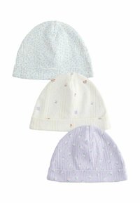 Tres gorros de bebé tejidos: azul claro con patrón floral, crema con rayas y flores en tonos pastel, púrpura pálido con un pequeño diseño floral.