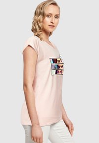 Merchcode THINKING COMIC EXTENDED SHOULDER TEE - T-shirts print - pink