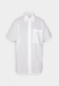 Chemise blanche à manches courtes avec boutons, en tissu léger, dotée d'un col, d'une patte de boutonnage frontale et d'une poche poitrine gauche.