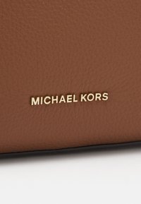 MICHAEL Michael Kors KENSINGTON XBODY - Skuldertasker - brown