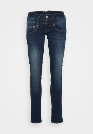 Dunkelblaue Slim-Fit-Jeans mit Fronttaschen, Gürtelschlaufen und einer Knopfverschluss.