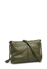 Pochette en cuir vert olive avec une surface texturée, fermeture éclair sur le dessus et une bandoulière en chaîne détachable. Présente des accents cousus.