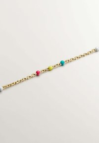 Pulsera de cadena de oro con cinco cuentas coloridas: rosa, amarillo, turquesa y blanca. Las cuentas están espaciadas de manera uniforme a lo largo de la cadena.