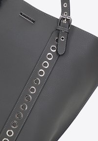 Borsa tote in pelle grigia con una texture liscia, caratterizzata da occhielli in argento lungo un lato e una placca con logo nella parte anteriore.