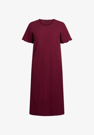 Bordeaux kjole med ribbet tekstur, rund halsudskæring og korte ærmer med bølgede kanter. Knælængde og lavet af blødt stof.