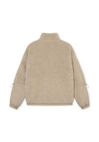 Beige fleece pullover med høj krave, oversized pasform og elastiske manchetter. Har en glat, kontrastfarvet ærme stof for ekstra tekstur.