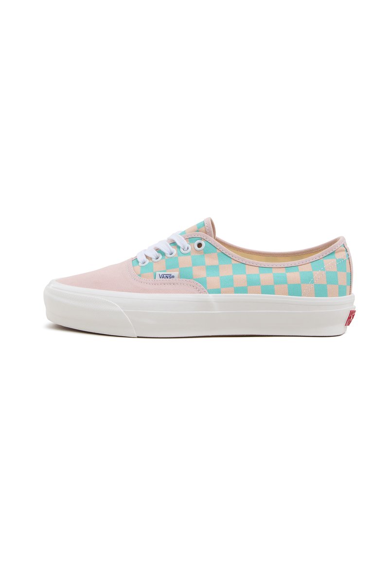 Zapatillas Vans con una puntera de lona rosa y un patrón de tablero de ajedrez en turquesa y beige en el lateral, con cordones blancos y suela de goma.
