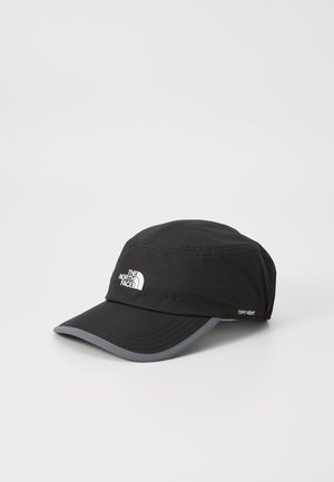 Schwarze Kappe aus wasserabweisendem Material mit runder Krone und steifem, gebogenem Schirm. Verfügt über ein weißes Logo und graue Akzente.