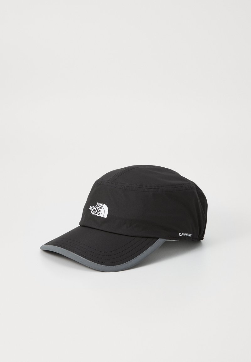 Zwarte pet gemaakt van waterafstotend materiaal met een ronde kroon en een stijve, gebogen klep. Bevat een wit logo en grijze accenten.