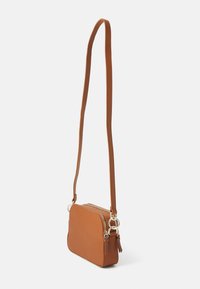 Borsa a tracolla in finta pelle marrone di forma rettangolare, con chiusura a zip, tracolla regolabile e dettagli in metallo.