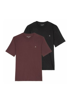 Zwei gefaltete Kurzarm-T-Shirts mit Rundhalsausschnitt, eines dunkelbraun und eines schwarz, jeweils mit einem kleinen "M OP" Logo auf der linken Brust.