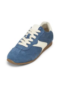 Niebieskie zamszowe trampki z kremowymi sznurowadłami i akcentami po bokach. Okrąły czubek, teksturowana powierzchnia, gumowa podeszwa i przeszywane detale.