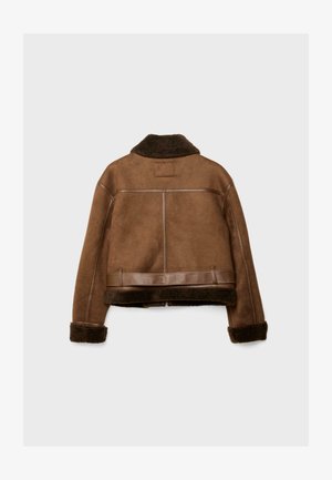Ruskea mokkatakkir jacket, jossa on turkisaira-tyyliset kaulus ja hihansuut, nahkaelementtejä sekä lyhyt ja laatikkomainen siluetti. Takakatsaus.