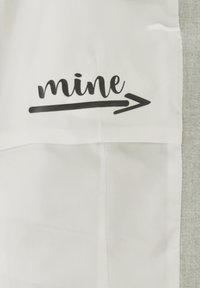 Weißer Stoff mit dem Wort "mine" in Schwarz, akzentuiert durch einen Richtungspfeil. Glatte Textur, keine sichtbaren Muster oder Beschläge.